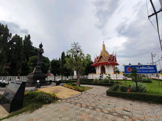 พามาสักการะศาลหลักเมือง จังหวัดสิงห์บุรี