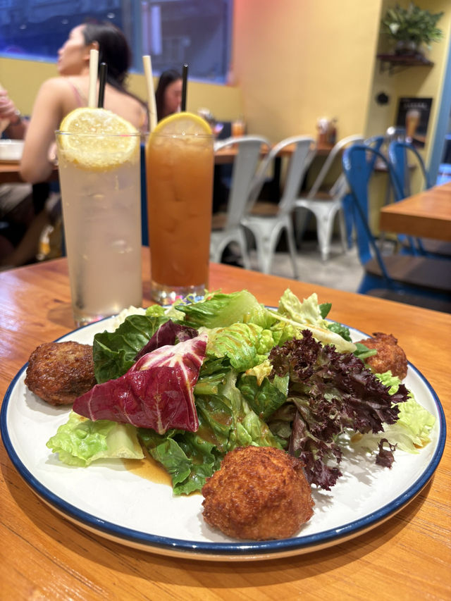 炸魚薯條專門店，烤雞也驚艷