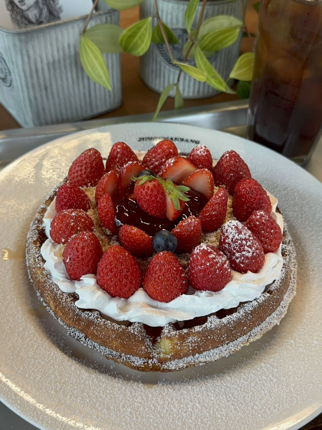釜山でお気に入りの苺ワッフル🧇🍓