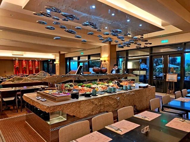雲品溫泉酒店日月潭二樓的餐廳，以其五大開放式廚房和各式豐盛的美食佳餚聞名