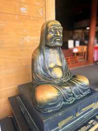 沖繩｜迷你千本鳥居與多彩達摩 城市裡一方心靈寄託-西來院