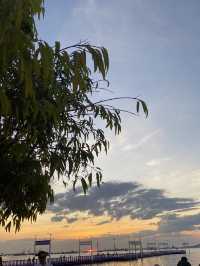 เกาะลอย ศรีราชา – สถานที่ท่องเที่ยวที่ผสมผสาน