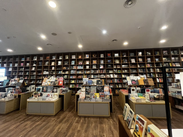📚 BookXcess @ Gurney Paragon – Malaysia’s Most Scenic Bookstore