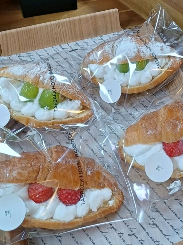  눈 내리는 분위기도 최고🤍 태백눈꽃카페   .