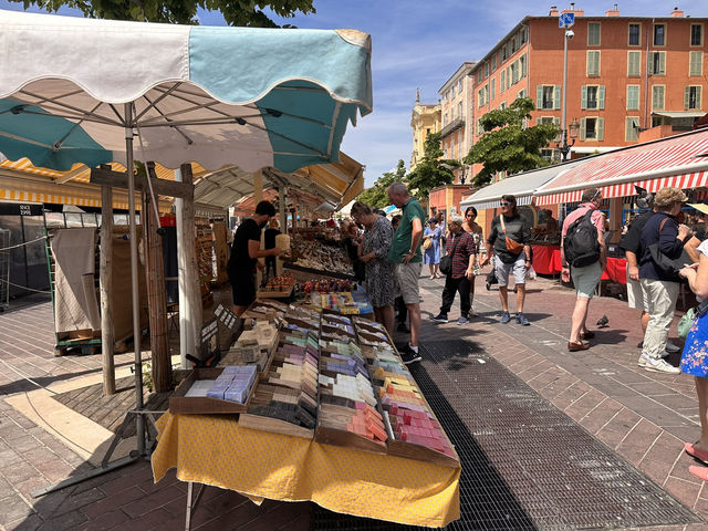 【Marché aux Fleurs – Cours Saleya|ニース旧市街に咲く“花と食の色彩広場”】 【Marché aux Fleurs – Cours Saleya|ニース旧市街に咲く“花と食の色彩広場”】