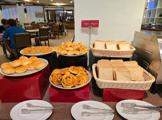 รับความสดชื่นของวันใหม่กับ Movenpick Suriwongse