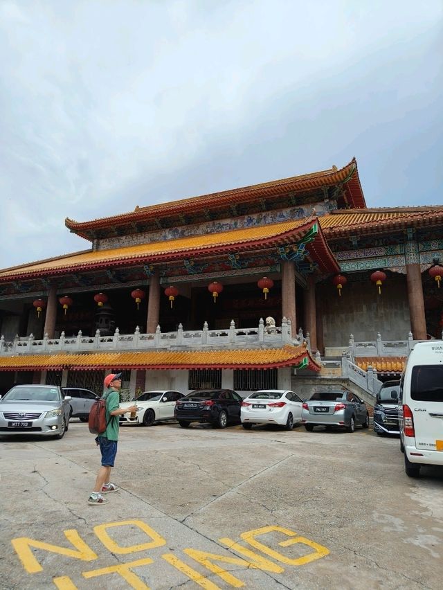 A Calm and Beautiful Temple Visit in Penang