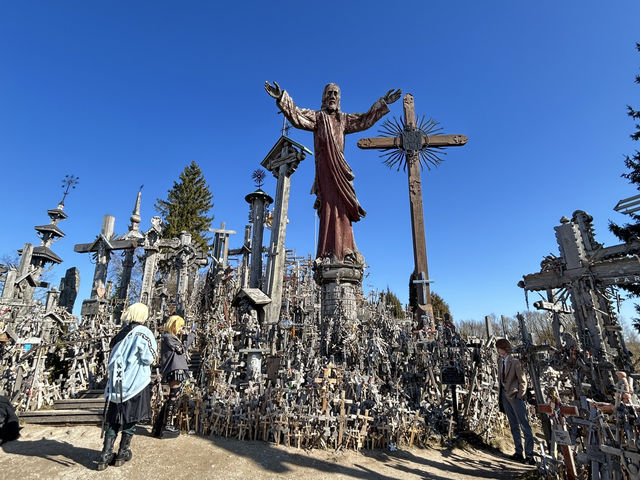 Hill of Crosses เนินเขากางเขน 