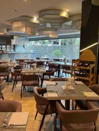 Concrete Calm in Bangkok’s Buzz, De Prime Awaits