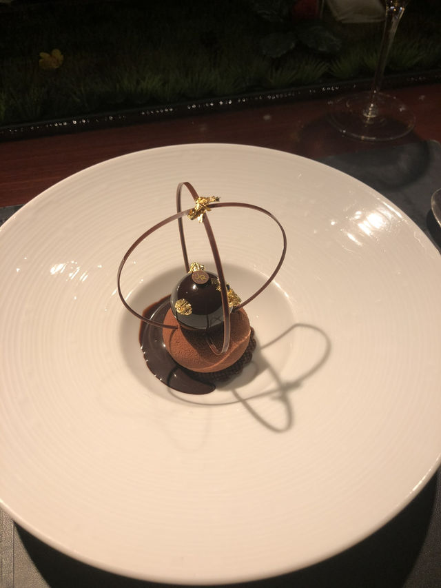 Dining at Joël Robuchon Hong Kong: A Culinary Masterpiece 🇭🇰