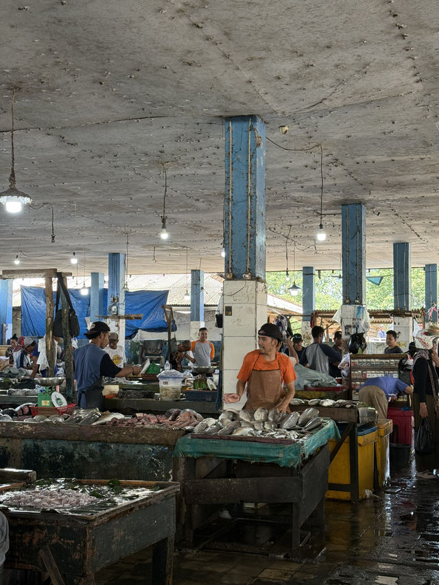 Fresh Fish & Local Life 🇮🇩🐟🌧️