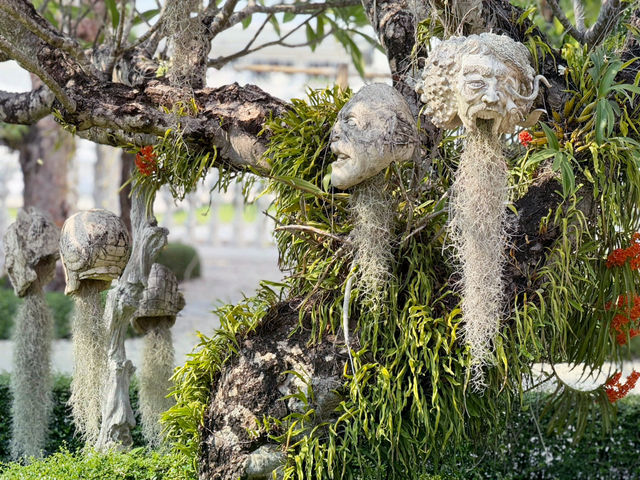 【タイ・チェンライ ワット・ロンクン】芸術と信仰が融合した白銀の世界