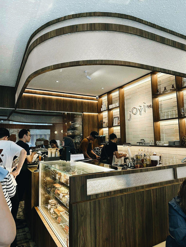 Joyi Cafe Penuin in Batam