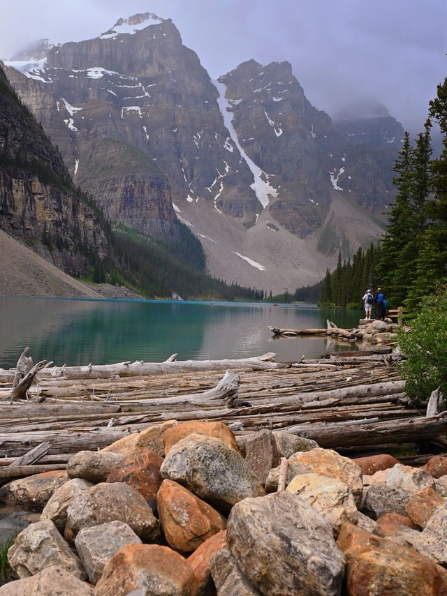 Moraine Lake ยอมในความฟ้าของทะเลสาบ
