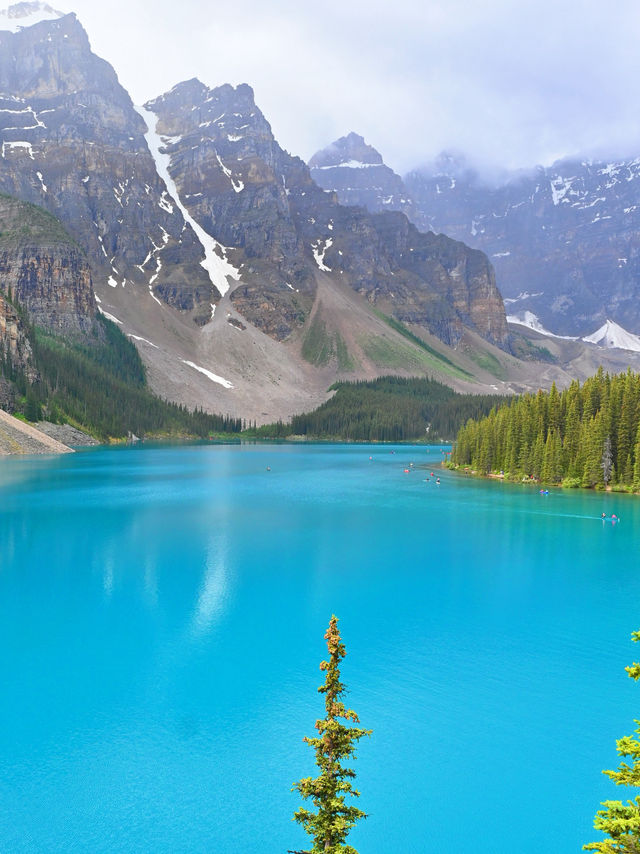Moraine Lake ยอมในความฟ้าของทะเลสาบ