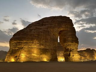 🐘 วิวหินช้างยามค่ำคืน ｜อัลอูลา ห้ามพลาดชมทัศนียภาพหินแปลกตา