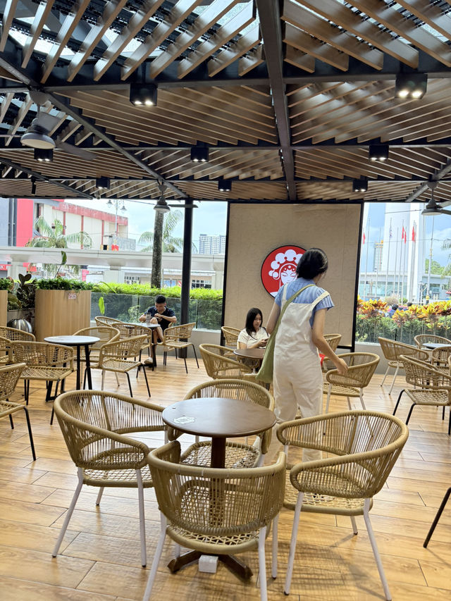 พักช้อป แวะจิบชาเกร๋ ๆ ที่ Chagee Aman Central☕️👇