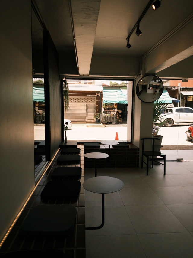 คาเฟ่มินิมอลเปิดใหม่ย่านศรีราชา