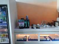 富國島機場候機，走進 THE Sens Lounge，立刻被高挑採光與現代設計吸引