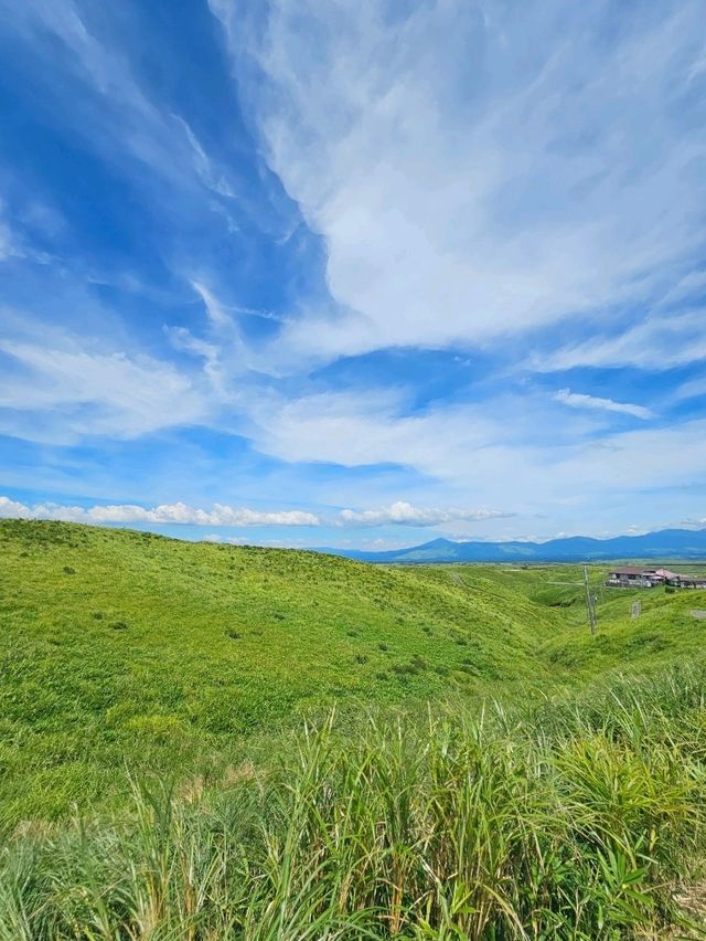 阿蘇五岳と外輪山を一望する、天空の大パノラマ 阿蘇五岳と外輪山を一望する、天空の大パノラマ