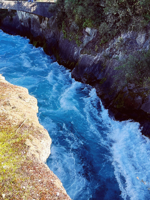 💧 Huka Falls: The Raging Beauty of New Zealand's Turquoise Power! 🌊