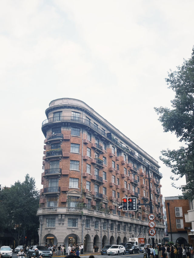 夜晚建築燈海下的人文風景🌃 夜晚建築燈海下的人文風景🌃