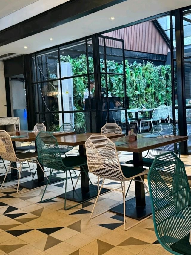 CAFÉ WITH GOOD BREAKFAST SANDWICHES AND COFFEE.