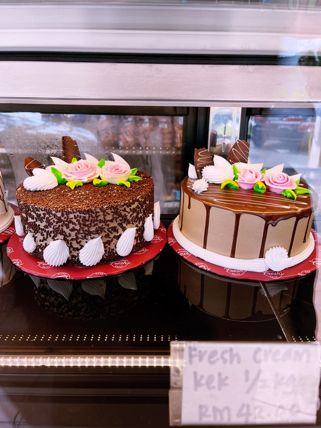 “A Bau Favourite: Blueberry Cake House & Its Iconic Lao Po Bing”