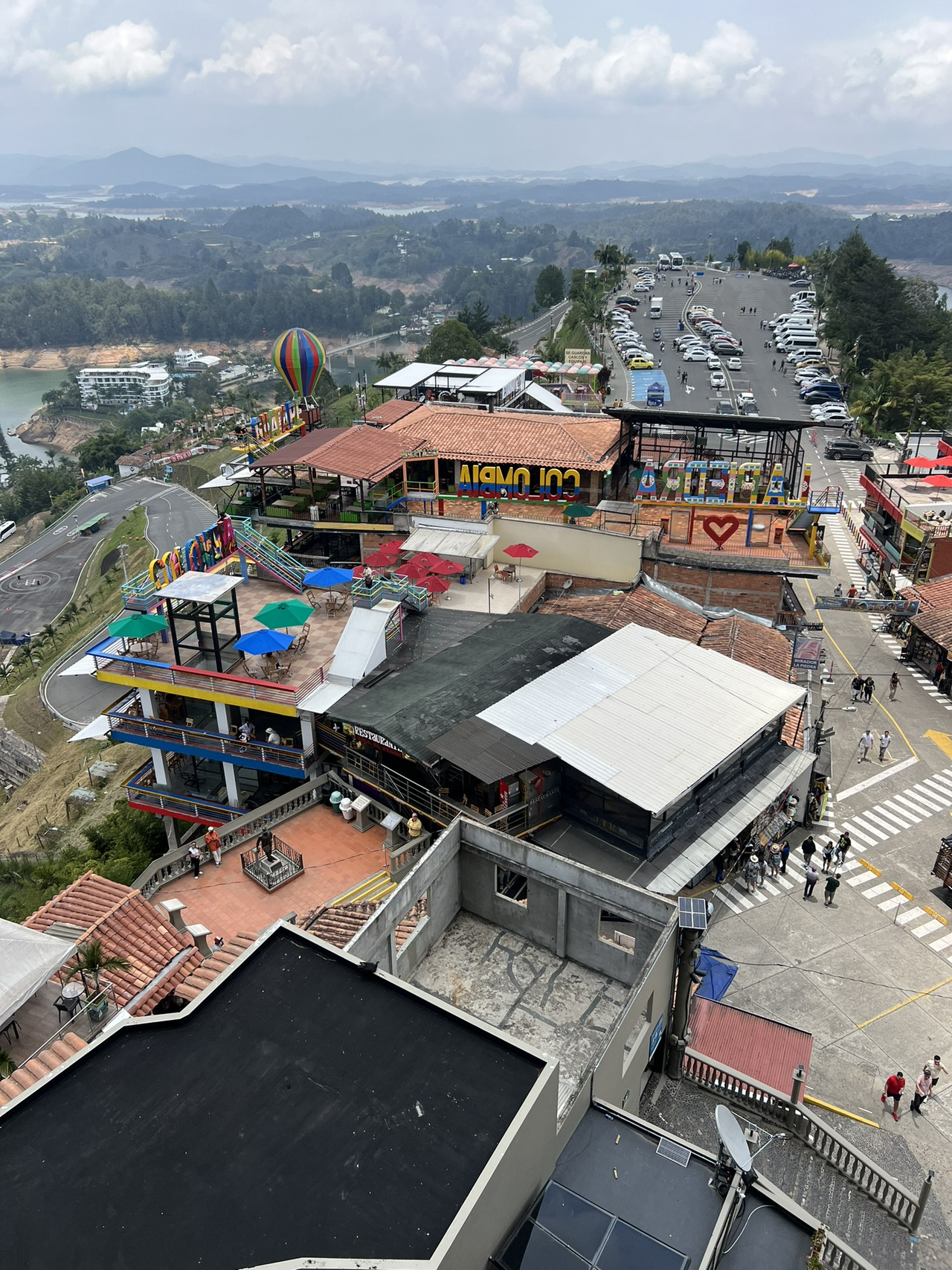 [Colombia] A breathtaking 360-degree view awaits at the top of the stairs! The gigantic monolith "Piedra del Peñol"