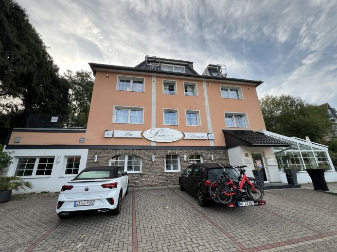 Top-rated hotels in Upa City.