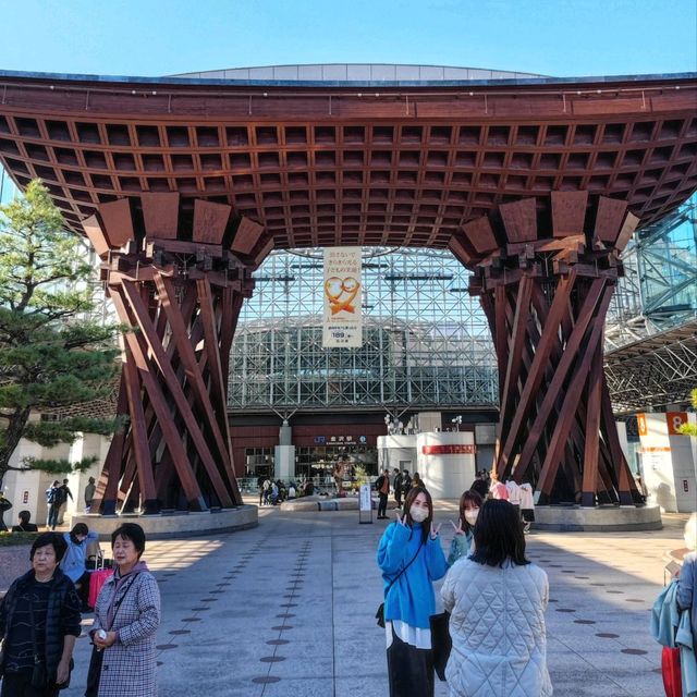 Massive Wooden gate to Kanazawa! 