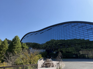 太宰府市一日遊,靈氣滿滿的神社與博物館治癒之旅

想要遠離鬧市,在一日之內同時感受自然靈氣和文化洗禮?太宰府市真係唔會令你失望!這裡不僅有著名的太宰府天滿宮、多間氛圍各異的神社,感受散步在古色古香神社間的份外寧靜,還能走進九州國立博物館一次飽覽日本歷史藝術精華。今次親身走訪過(返嚟感覺真係超放鬆!)歸來只想大力推薦大家一生人最少要去一次太宰府。

· —行程景點盤點及推薦——

首先,Tenkai Inari Shrine(天開稲荷神社) 地址:4 Chome-7-43 Saifu, Dazaifu, Fukuoka 818-0117, Japan 開放時間:06:30-18:30  
穿過紅色鳥居步道被稻荷狐狸守護,絕對是打卡必到。早上人流少,建議一早出發,上山去神社呼吸新鮮空氣,超級舒服。

Outdated Amulet Return 舊御守繳回處 地址:4 Chome-7 Saifu, Dazaifu, Fukuoka 818-0117, Japan  
去拜完神社記得把舊護身符帶來繳還,寓意除舊迎新令一年更順!

水神社 地址:4 Chome-7-1 Saifu, Dazaifu, Fukuoka 818-0117, Japan 開放時間:06:30-18:30  
依樹影而建的小小水神社,感覺超治癒,推薦大家在這裡洗手淨心後再進天滿宮。

Dazaifu Tenmangu Temporary Hall 太宰府天滿宮臨時本殿 地址:4 Chome-7-1 Saifu, Dazaifu, Fukuoka 818-0117, Japan  
太宰府天滿宮現在維修中,臨時本殿一樣有滿滿神聖感,來這裡參拜求學業、護身都冇走雞~

Kirin Statue 麒麟像 地址:4 Chome-7-11 Saifu, Dazaifu, Fukuoka 818-0117, Japan 全日開放  
天滿宮代表動物之一,適合打完卡轉場時摸一摸,好運隨身來。

太宰府天滿宮主殿、Empress’ Plum、Kaedesha、Tobi-ume等 除了主殿外,沿途梅園、各處石像、季節花卉都超靚,四季景色不同,慢慢行慢慢感受。

九洲國立博物館 地址:4-7-2 Ishizaka, Dazaifu, Fukuoka 818-0118, Japan  
入場即被宏偉建築震撼!博物館內日本及亞洲文物豐富,冷氣舒服又適合休息,非常推薦規劃1-2小時細味欣賞。

Kamado Shrine Reception(竈門神社)、Dazaifu Tenmangu museum 及其他小神社  
愛漫步的話不限於主線,郊外的竈門神社Reception坐擁山景、初春賞櫻秋天紅葉更加浪漫。

· —實用tips——

1. 交通:由福岡天神站搭西鐵直入太宰府站約30分鐘,出站即達主要景點。旅途緊湊,可以考慮沿主道慢遊所有神社,到最尾步行去九洲國立博物館。
2. 美食推介:天滿宮參道上充滿梅枝餅、抹茶軟雪糕、烏冬小店。推介老字號「かさの家」梅枝餅,一定要試!
3. 打卡小貼士:早上10點前到人流較少,拍照景點不需排好耐。博物館禮品店有極精緻紀念品,必睇!
4. 放鬆建議:太宰府神社一帶四季不同花景,花時間慢慢行,身心都會自然放鬆落嚟。
5. 繳還舊御守記得自行帶齊,現場有專門回收處,善用傳統禮儀。

——更多話題——  
#太宰府一日遊   #九州文化之旅   #神社巡禮   #日本博物館體驗   #舒心治癒旅程 #travel2026 #travel2026 #福岡行程 