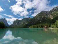 หนึ่งในทะเลสาบแสนสวยของเทือกเขา Dolomites