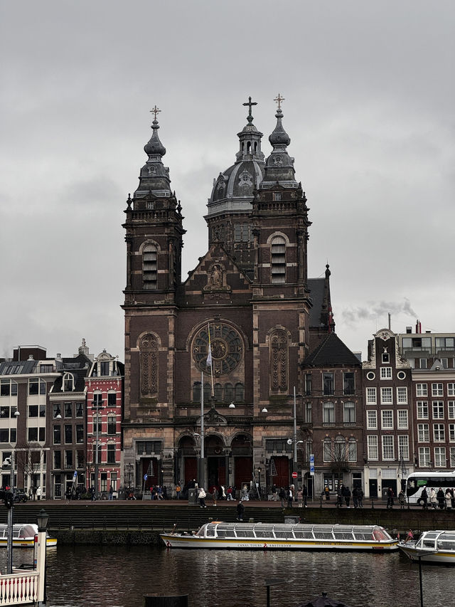 Amsterdam: A Journey Through Charm, Canals, and Culture 🇳🇱