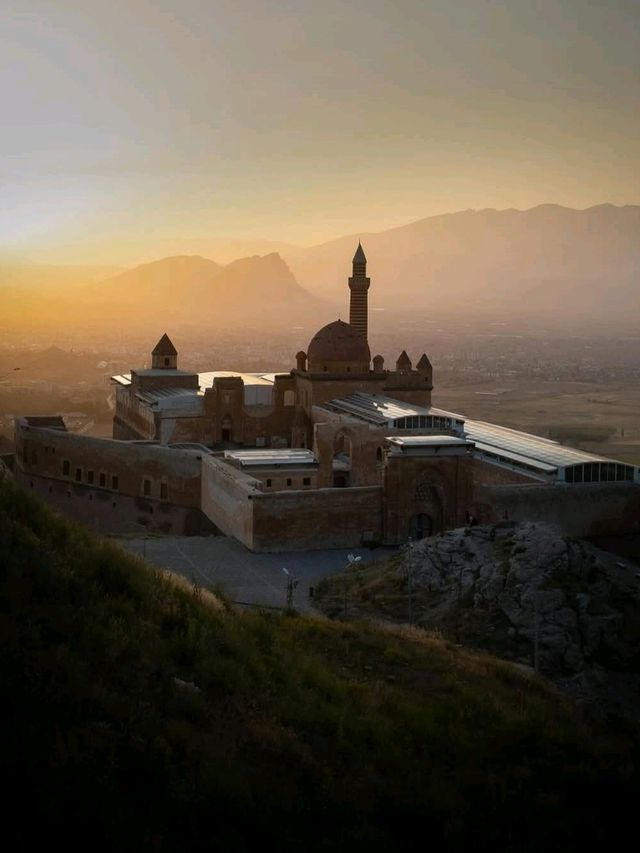 🏯 Ishak Pasha Palace: A Fortress of Stone and Legend on the Eastern Frontier 🌄🇹🇷