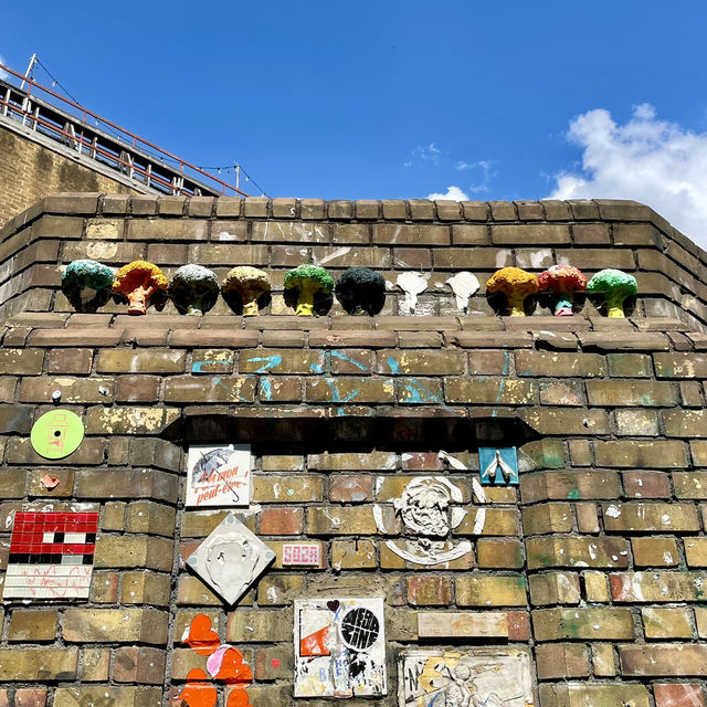 London🇬🇧Shoreditch & Its Canvas of Graffiti: London's Urban Art Gallery! 🏙️✨