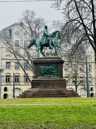 🛍️🚶‍♀️ Карлсруэ зовёт: страна чудес культуры и стиля для прогулок 🇩🇪✨