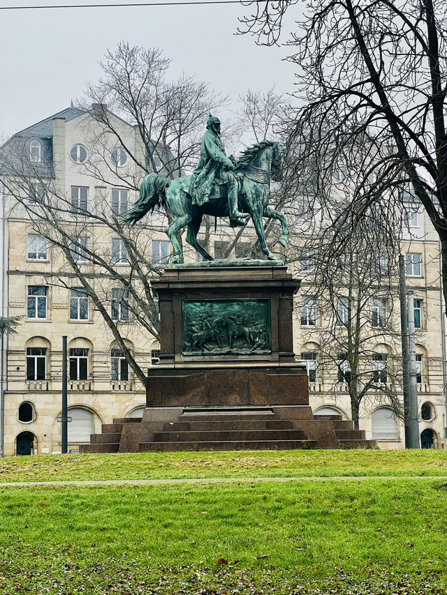 🛍️🚶‍♀️ Karlsruhe Calling: A Walkable Wonderland of Culture & Style 🇩🇪✨  