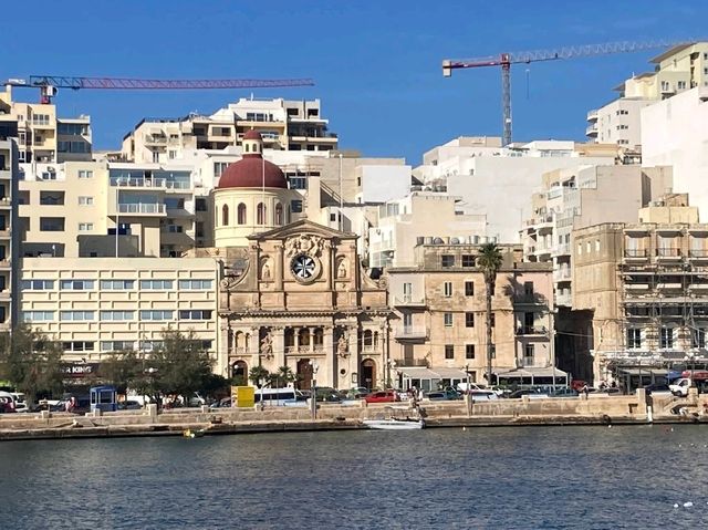 Comino Island: Hilarious Tips for a Tiny Paradise Adventure 🏝️😜"