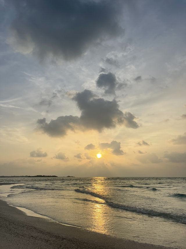 🏝️ Thulusdhoo Sandbank – A Slice of Maldives Heaven 🌊✨