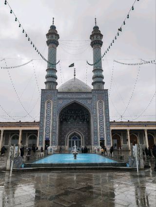 เพิ่งกลับมาจากเมืองกอม! นี่คือคู่มือฉบับย่อสำหรับคนที่หลงใหลในบรรยากาศลึกลับและสถาปัตยกรรมอันงดงาม 🌧️✨ ไฮไลท์: การเยี่ยมชมมัสยิดอะซัม ซึ่งอยู่ติดกับศาลเจ้าฟาติมาห์ มาซูมา – เป็นประสบการณ์ที่ผสมผสานพลังทางจิตวิญญาณเข้ากับการออกแบบที่สวยงามอย่างแท้จริง

สถานที่ที่ต้องไปชม:
มัสยิดอะซัม (JVRH+R6V, กอม, จังหวัดกอม, อิหร่าน) สถานที่แห่งนี้ทำให้ฉันประทับใจมากด้วยการผสมผสานสถาปัตยกรรมสไตล์ตะวันตกและบรรยากาศทางจิตวิญญาณแบบเปอร์เซียคลาสสิก รายละเอียดต่างๆ ของอาคารนั้นเป็นสิ่งที่น่าประทับใจสำหรับผู้ที่ชื่นชอบภูมิทัศน์ทางวัฒนธรรม แม้ในวันที่ฟ้าครึ้มหรือฝนตก ด้านหน้าของมัสยิดก็ยังคงเปล่งประกายด้วยเสน่ห์ – คุ้มค่าแก่การเดินเล่นอย่างแน่นอน เตรียมร่มไว้ด้วย! เคล็ดลับ: เยี่ยมชมในช่วงเวลาเปิดทำการ (7.00 น. ถึง 19.00 น.) เพื่อการเดินเล่นอย่างสงบหรือการไตร่ตรองอย่างเงียบๆ ภายในอาคาร

เทคนิคการเดินทาง:
การเดินทางรอบเมืองกอมนั้นง่ายที่สุดด้วยการเดินเท้า โดยเฉพาะในใจกลางเมืองใกล้กับศาลเจ้า ดาวน์โหลดแผนที่แบบออฟไลน์ก่อนเดินทาง เนื่องจากสัญญาณโทรศัพท์อาจไม่ดีในที่กลางแจ้ง หากคุณจะนั่งแท็กซี่ ควรตกลงราคาค่าโดยสารล่วงหน้าเสมอ

คำแนะนำเรื่องอาหาร:
ลองมองหาอาหารเปอร์เซียแบบง่ายๆ แต่รสชาติอร่อย ที่ร้านกาแฟท้องถิ่นใกล้กับมัสยิดอะซัม บ้านประวัติศาสตร์ยาซดัน ปานาห์ เป็นหนึ่งในร้านอาหารที่คุณควรไปลองทาน ลองข้าวหอมมะลิหรือเคบับรสเผ็ด – เหมาะอย่างยิ่งสำหรับวันที่ฝนตกขณะเที่ยวชมสถานที่ต่างๆ ร้านน้ำชาเล็กๆ เสิร์ฟชาดำอุ่นๆ เหมาะอย่างยิ่งหลังจากเดินเล่นกลางแจ้ง!

เคล็ดลับด่วน:
เมืองกอมเป็นเมืองอนุรักษ์นิยม ดังนั้นควรแต่งกายสุภาพ (แขนยาว ผ้าคลุมศีรษะสำหรับผู้หญิง) พกเงินสดไปด้วย – หลายแห่งไม่รับบัตรเครดิตต่างประเทศ ช่วงเช้าตรู่จะมีบรรยากาศพิเศษ แต่ต่อมามัสยิดก็จะคึกคัก ดังนั้นการเลือกเวลาเข้าชมจึงสำคัญ!

#QomJourney #MosqueVibes #IranCulture #PersianSpots #tripdotcom