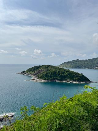 Stunning Natural Beauty at Ko Phi Phi Lee: A Perfect Getaway in Krabi