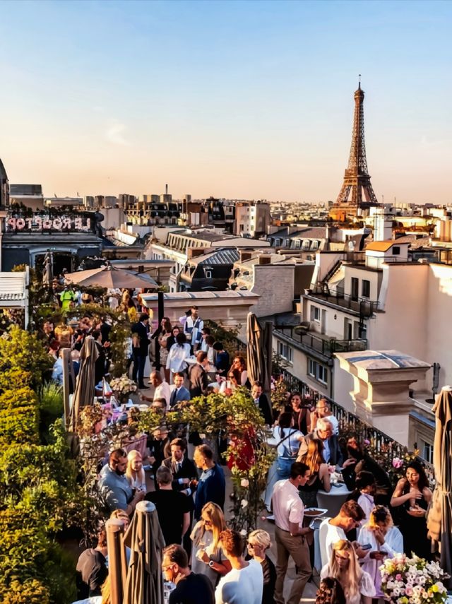 Luxury hotel in Paris where you can lie down and see the Eiffel Tower.