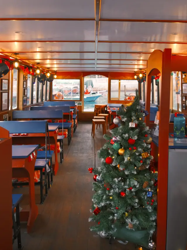 Limited time Christmas boat ride in Aberdeen, Hong Kong! The sunset is breathtakingly beautiful