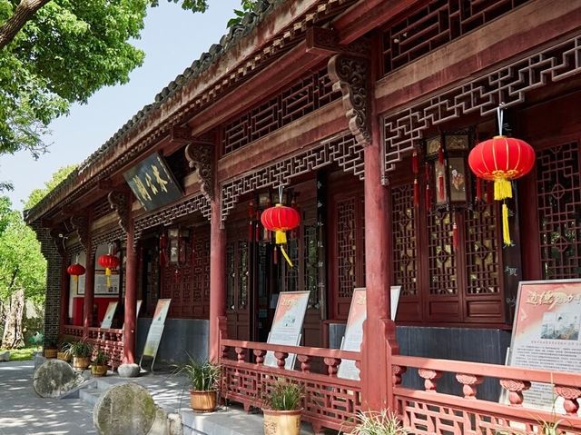 米公祠，原名寶晉齋，位於無為市無城鎮西北隅，為北宋著名書畫家米芾任無為知軍時所建