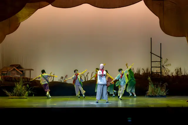 在江蘇鹽城發現了一個適合遛娃的好地方草房子樂園，在這裡看了一場《金色的草房子之最英俊的少年》舞台劇！