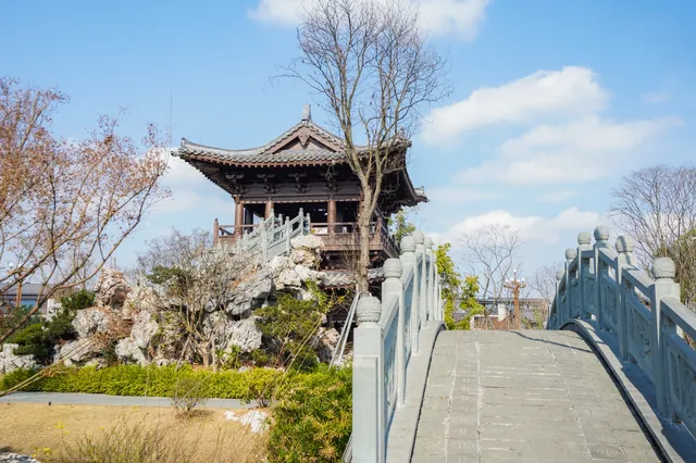 蜀園是一座獨具特色的川劇主題公園，地鐵直達