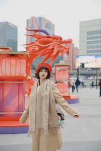 太震撼了徐家匯驚現中國紅的二龍戲珠