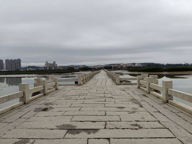 洛陽橋始建於北宋皇祐年間（公元1053年），為北宋大書法家蔡襄主持修建，歷時6年完工