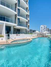 🌟 Mooloolaba Magic: Top Stays Down Under! 🏖️